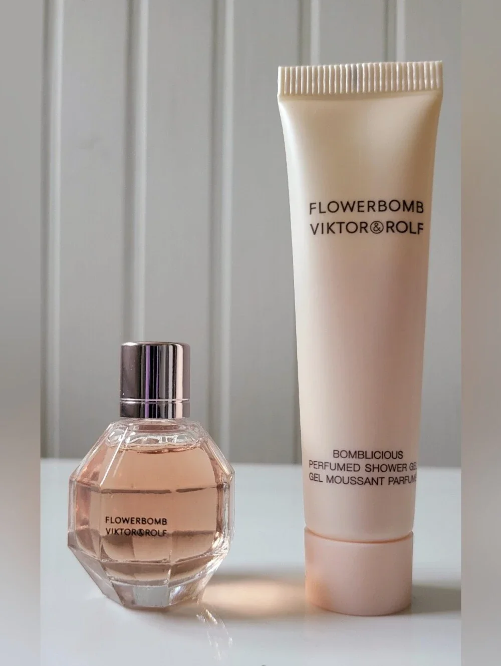 Lot of 2 Viktor & Rolf Flowerbomb + shower gel